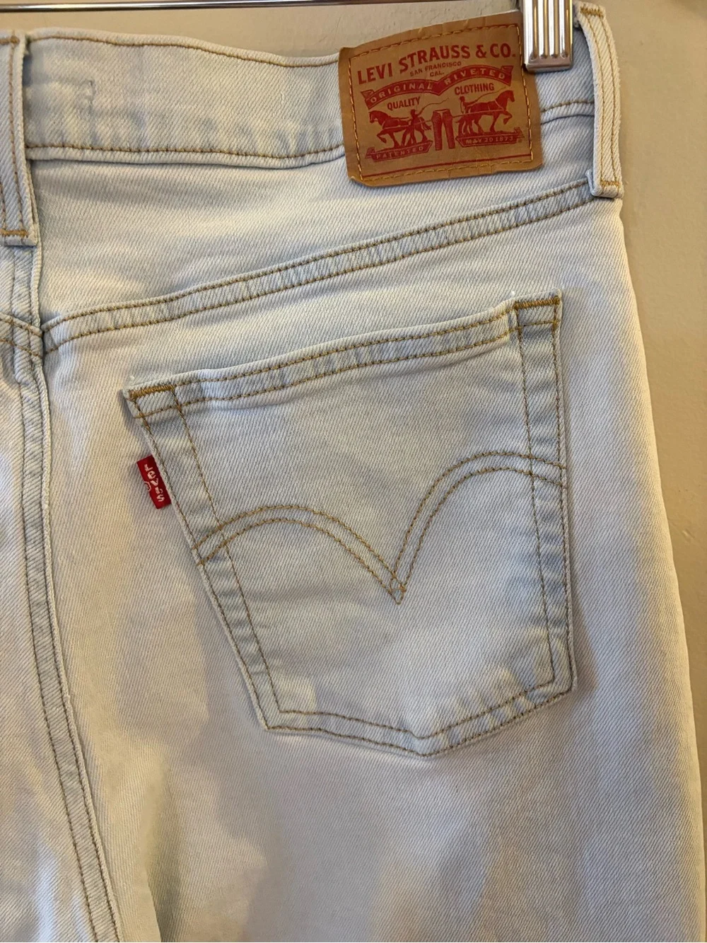Levi's women’s Light Blue, high waist Cropped, wedge, straight Jeans, Sz 32. - Picture 7 of 16